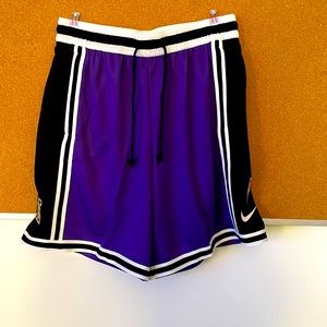 Los Ángeles Lakers basketball shorts